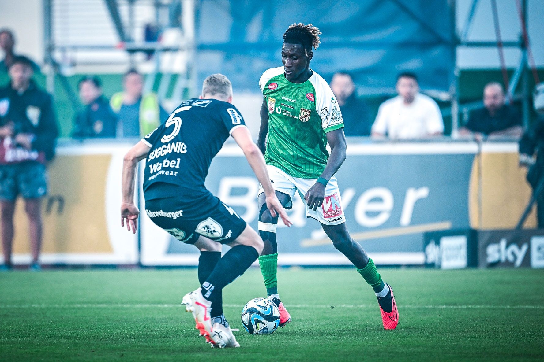 Diaby gegen Gugganig im Zweikampf